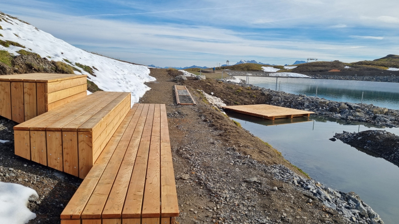 Grosszügige Holzbänke laden zum Verweilen und Staunen